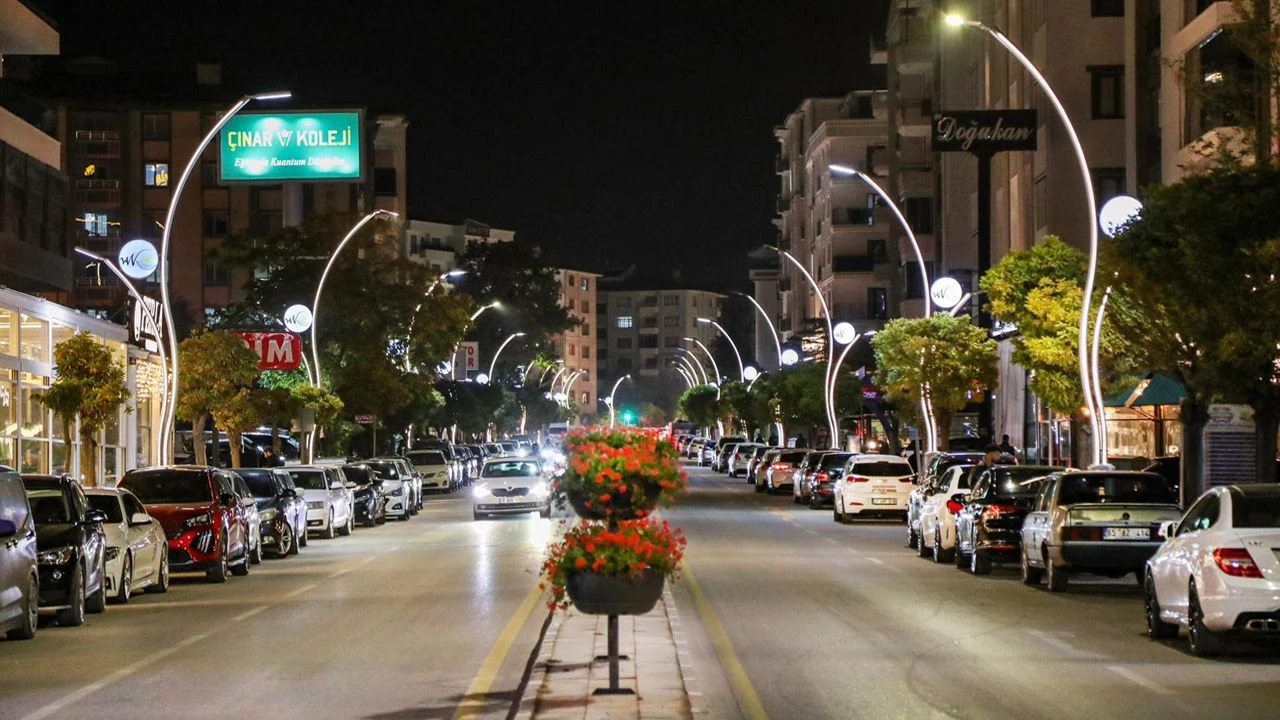 ikinisan caddesi yeni görünümüne kavuştu